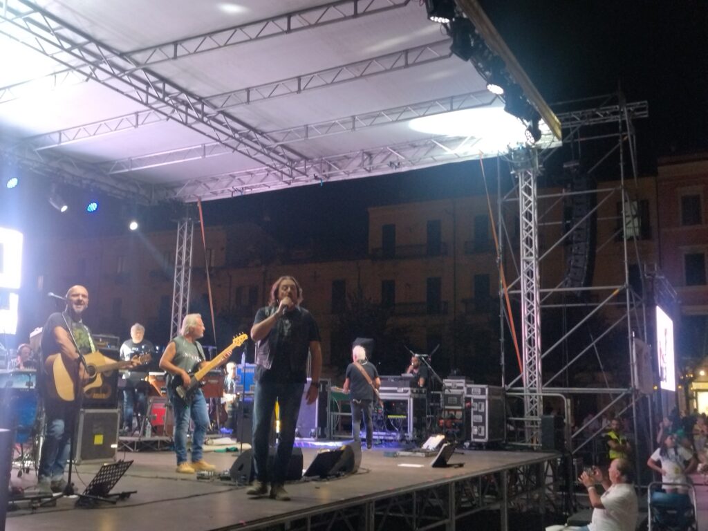 REPORT CONVEGNO SULL’EMIGRAZIONE A SULMONA, POI IN DIECIMILA AL CONCERTO DEI NOMADI PER L’ANNO DEL TURISMO DELLE RADICI