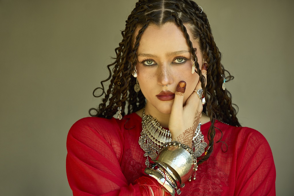 Mark Plati storico musicista di David Bowie e la band originale della pop star inglese con un nuovo «Heroes» cantato dalla cantante alt pop Karin Ann