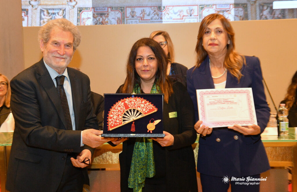 Delfina Licata, la voce che racconta l’altra Italia nel mondo – Caporedattrice del RIM, tra le insignite in Senato del Premio internazionale “Divinamente Donna” 2026