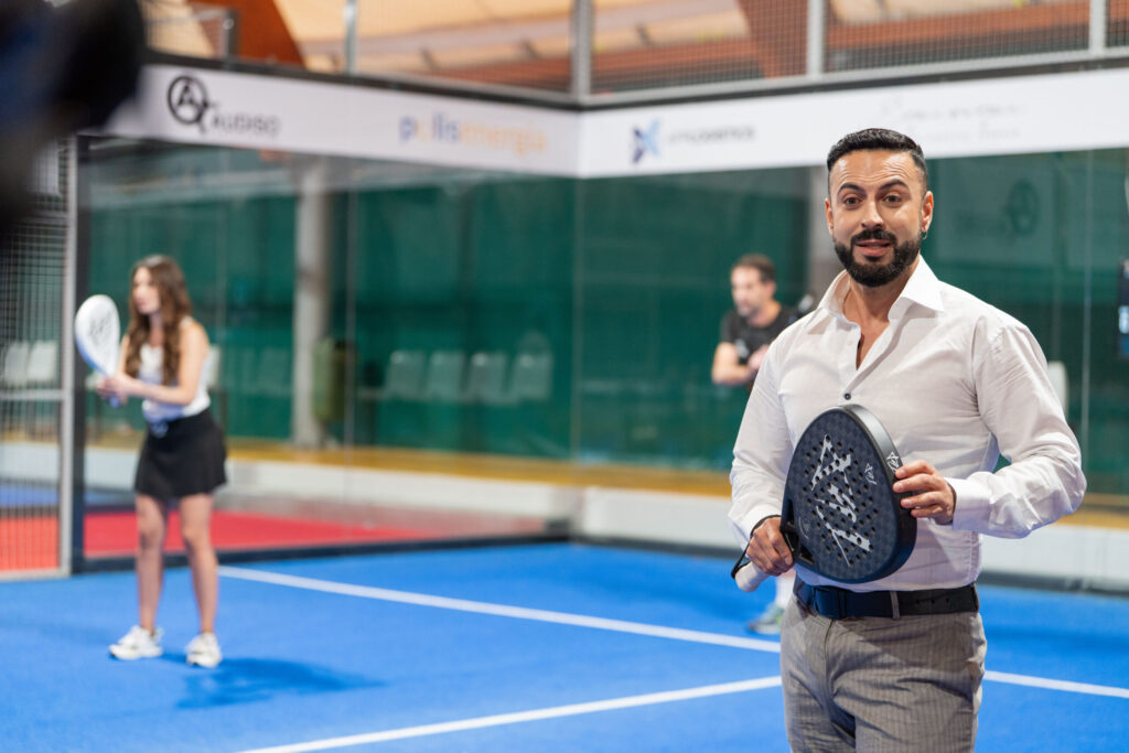 Stasera in prima serata torna Vip4Padel condotto da Anthony Peth