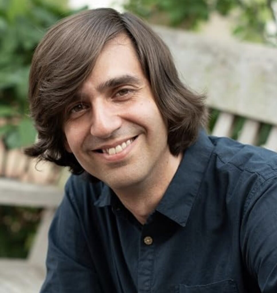 DALLA SPAGNA A MARINA DI CARRARA: IL FAMOSO POETA E GIORNALISTA DE EL PAIS FERNANDO VALVERDE PRESENTA IL SUO LIBRO AL CLUB NAUTICO QUESTO GIOVEDÌ 9 LUGLIO