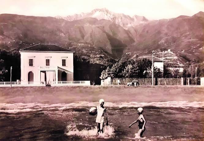 Piazza Calamandrei dimenticata: il cuore di Ronchi e Poveromo non può essere lasciato nel degrado