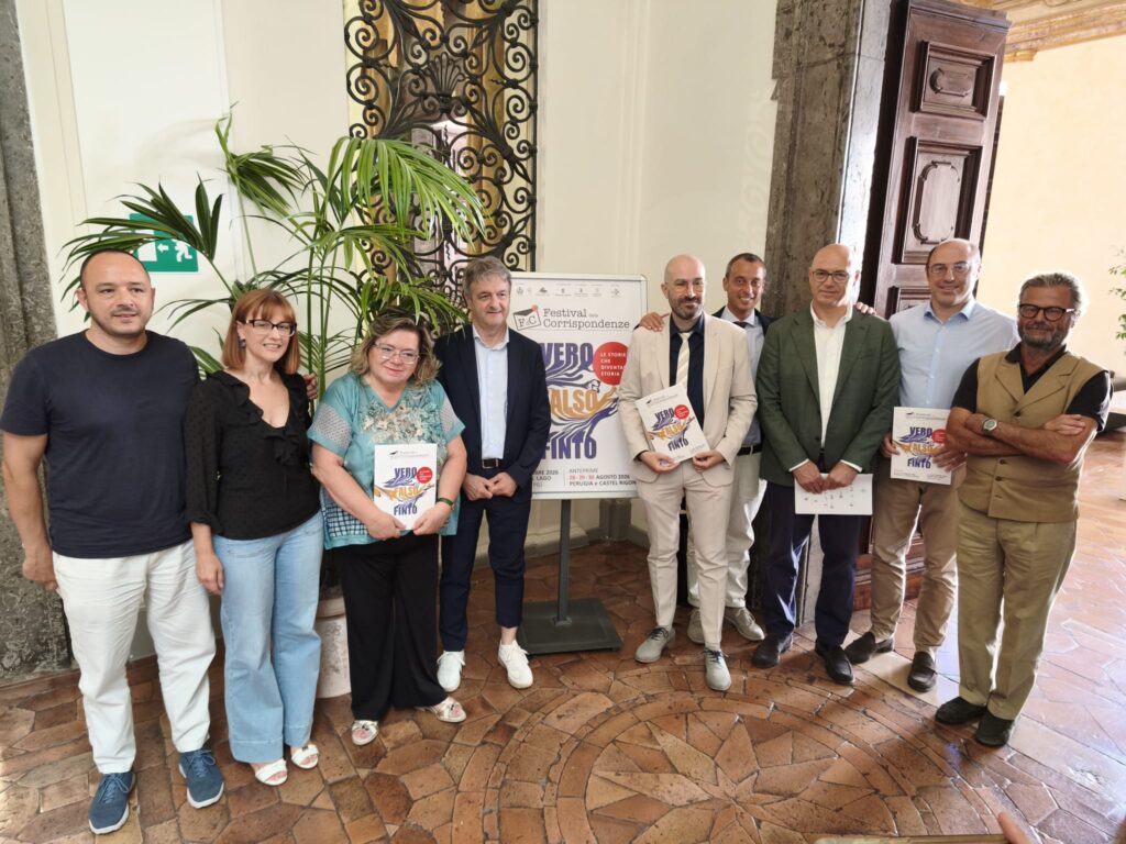 Il Festival delle Corrispondenze torna ad affacciarsi sul Lago Trasimeno, a Monte del Lago, e mette in gioco il confine tra vero, falso e finzione