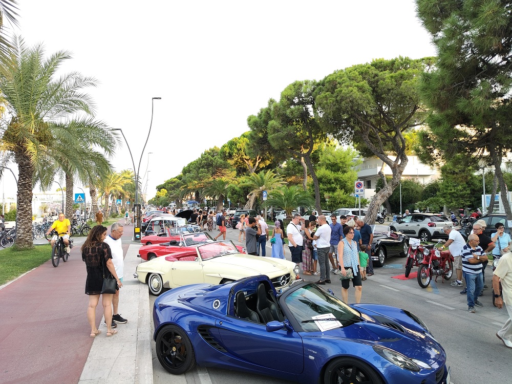 Successo per l’evento “Sulle strade di Rosburgo”. Eguagliato il numero della scorsa edizione con quasi 130 auto in esposizione statica. Il sindaco, per l’edizione del 2027, ha proposto un tour turistico a Montepagano e Cologna