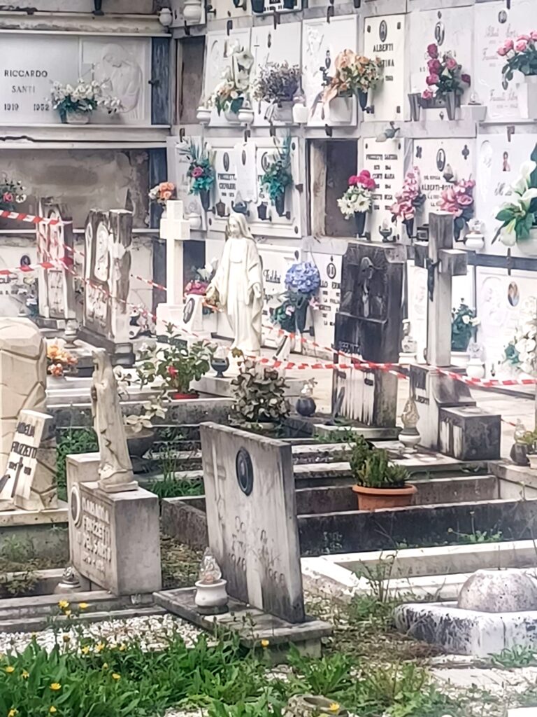 Cimiteri comunali, il Comitato “Tra la Gente”: «Non si può intervenire soltanto sulle emergenze, serve un piano serio di manutenzione»