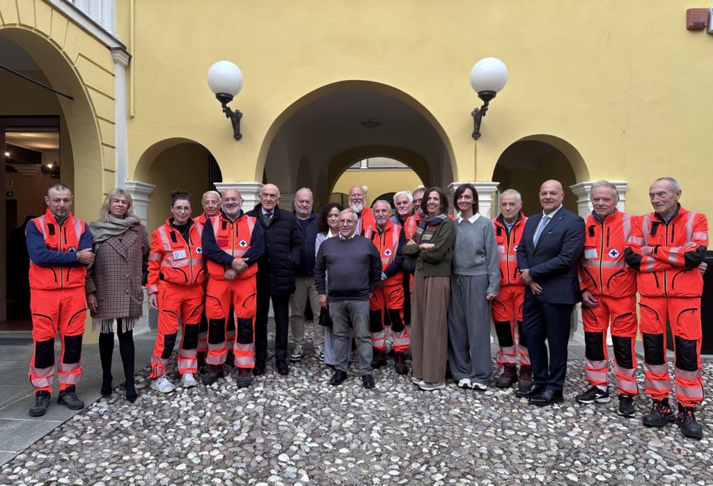 Nuove divise per l’Assistenza Pubblica Parma: il sostegno di Crédit Agricole Italia e l’impegno di Fondazione Cariparma per la continuità del servizio ambulanze