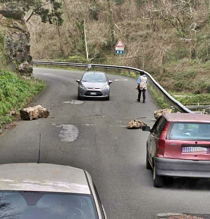 Caduta massi tragedia sfiorata