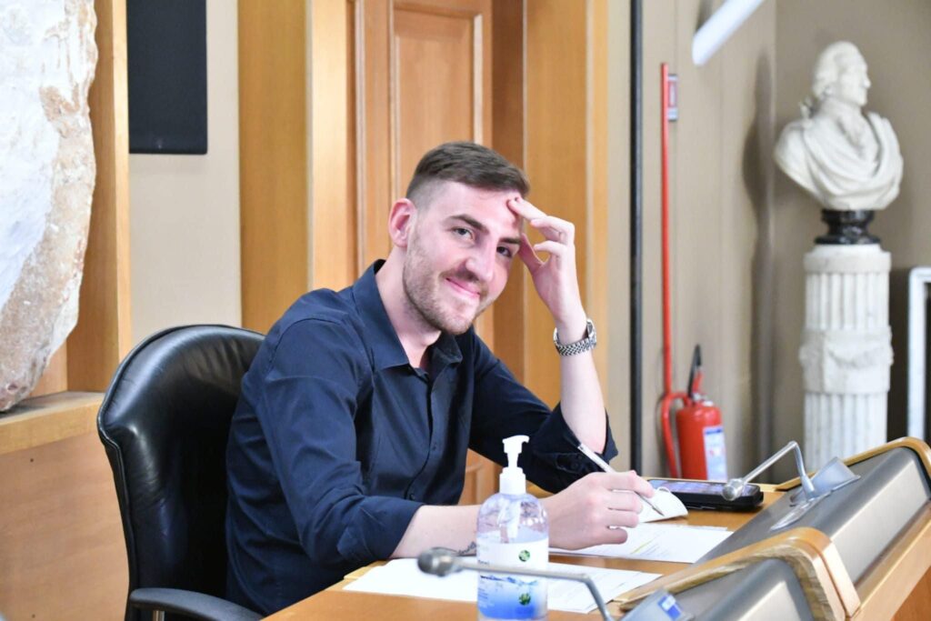 Abbandona l’aula per protesta Daniele Tarantino