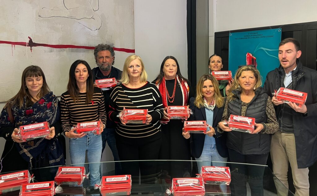 Mini panchine rosse per dire NO alla violenza 365 giorni l’anno