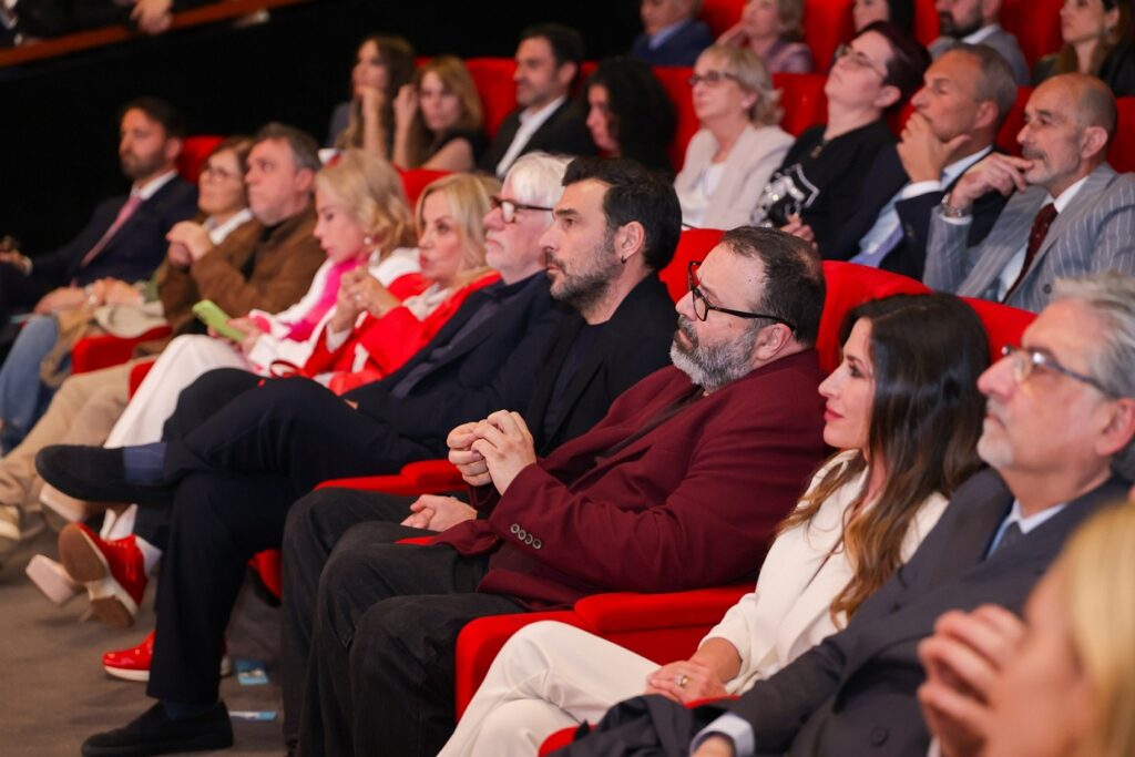 Dieci anni di eccellenza, 22 protagonisti ricevono da Igor Righetti l’“Alberto Sordi Family Award 2026”: “Il merito lascia il segno come faceva Zorro”