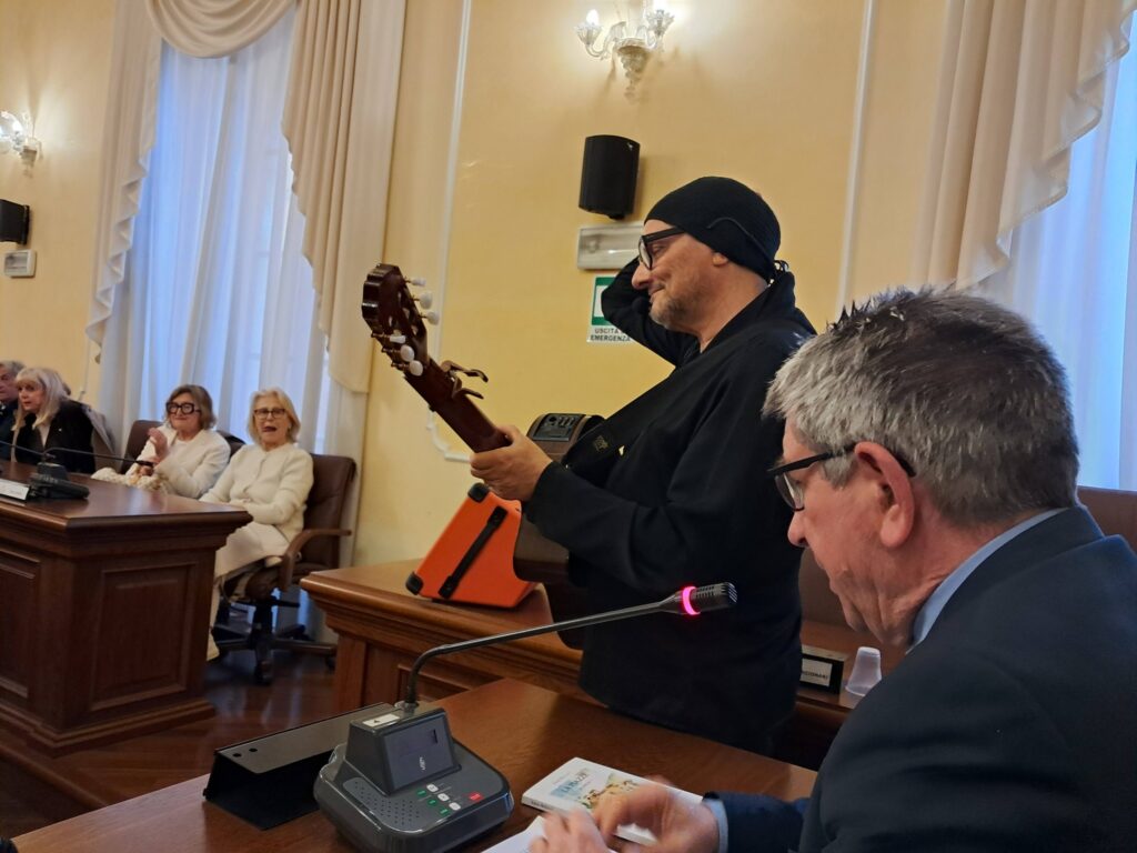 SULMONA, SUCCESSO PER IL LIBRO “LA PIAZZE”, DI ENNIO BELLUCCI: IL DIALETTO COME MEMORIA VIVA E RACCONTO DELLA COMUNITÀ