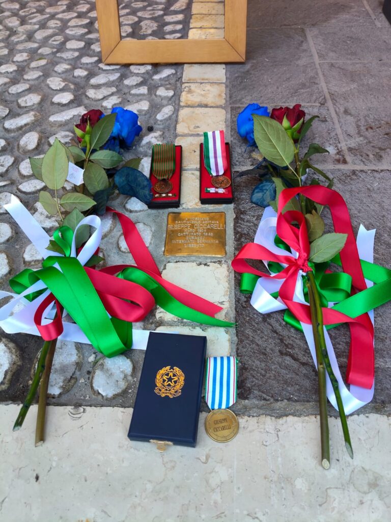 Mosciano Sant’Angelo. Posizionatala 2° pietra d’inciampo dell’artista tedesco Gunter Deming. È la 25° posizionata in provincia di Teramo per ricordare un I.M.I. – Internato Militare Italiano
