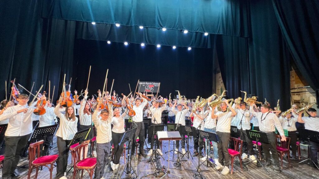 Camerata Musicale Sulmona – SCUOLE IN CONCERTO Teatro Comunale “M.Caniglia” Sulmona giovedì 21 maggio ore 17.30 un’orchestra di 80 giovanissimi talenti chiude la