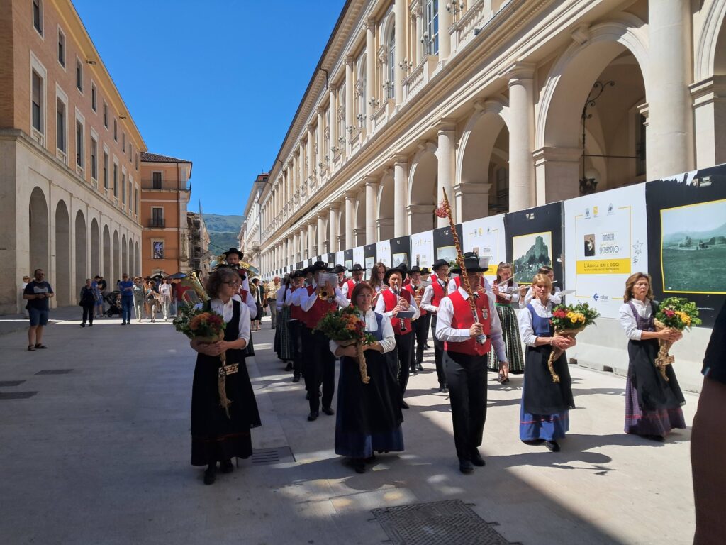 Vent’anni di fraternità tra Paganica e Pinzolo – Il racconto di un gemellaggio che ha il passo degli Alpini