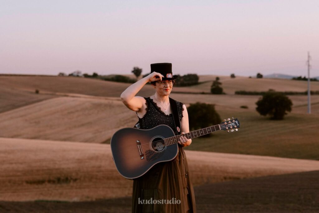 Lara Molino presenta «J’Abbruzzu», dal 24 giugno il celebre canto della tradizione abruzzese rivive in una veste contemporanea su tutte le piattaforme digitali