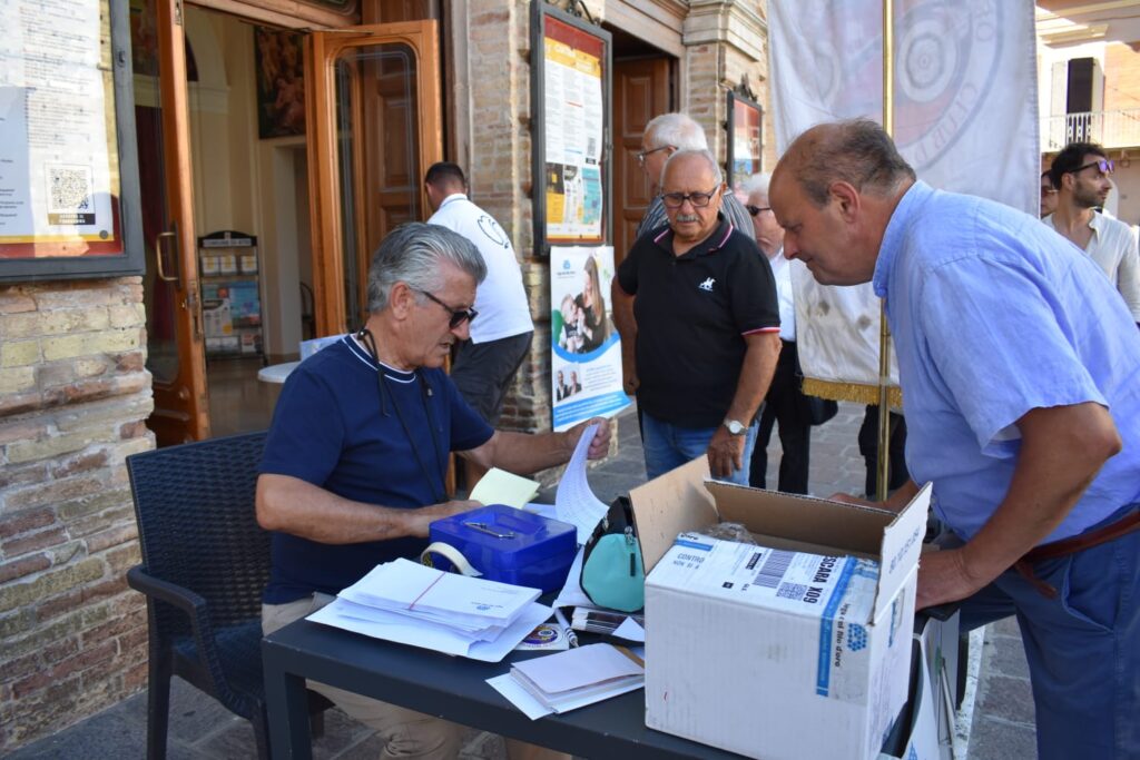 Atri. 86 auto, moto e pullman storici, hanno riempito la piazza principale di Atri. Donati dal club la raccolta fondi alla Lega del Filo D’Oro