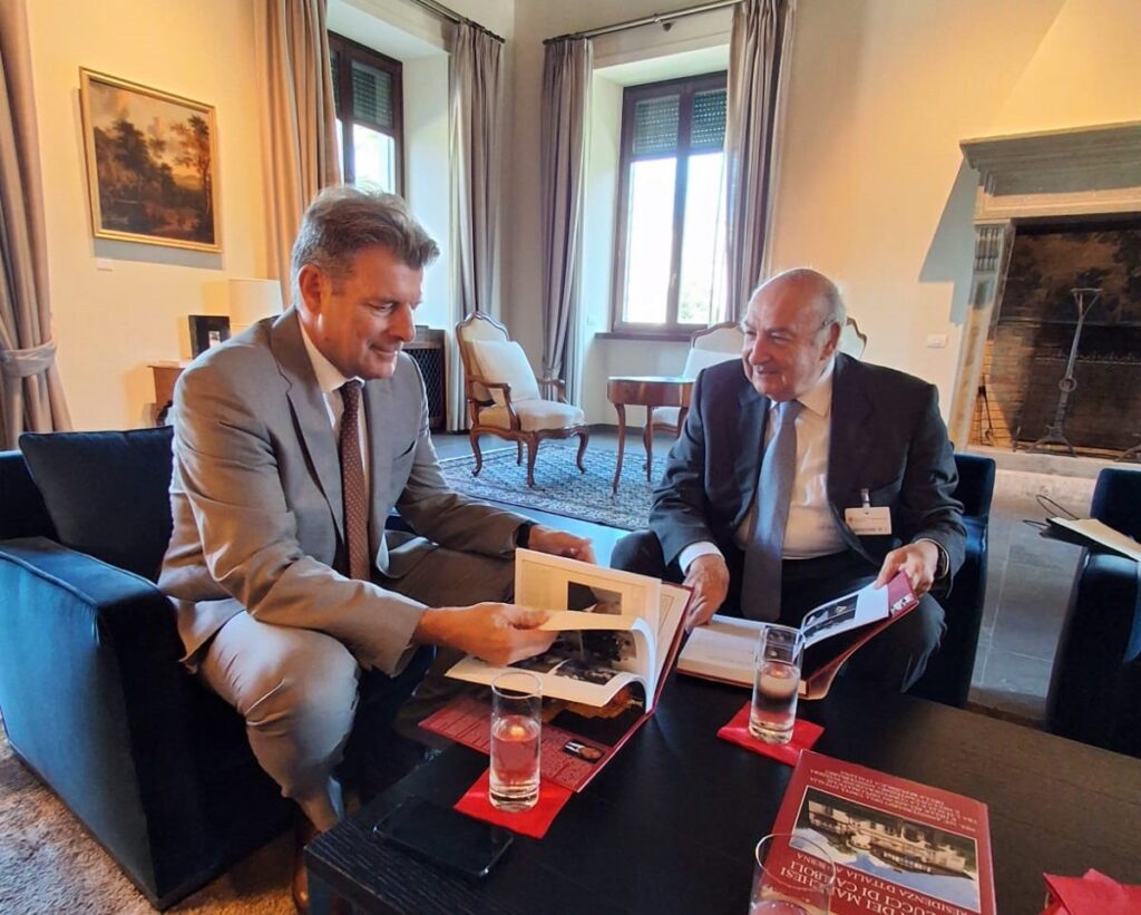 L’Amb. Gaetano Cortese ha presentato al Sen. Giulio Terzi il volume sull’Ambasciata d’Italia in Svizzera