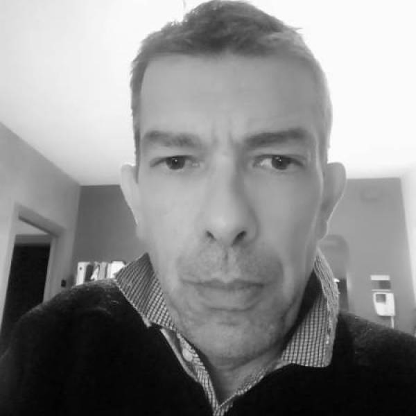 I denti della vita, la poesia inquieta e sorprendente di Mario Di Nicola